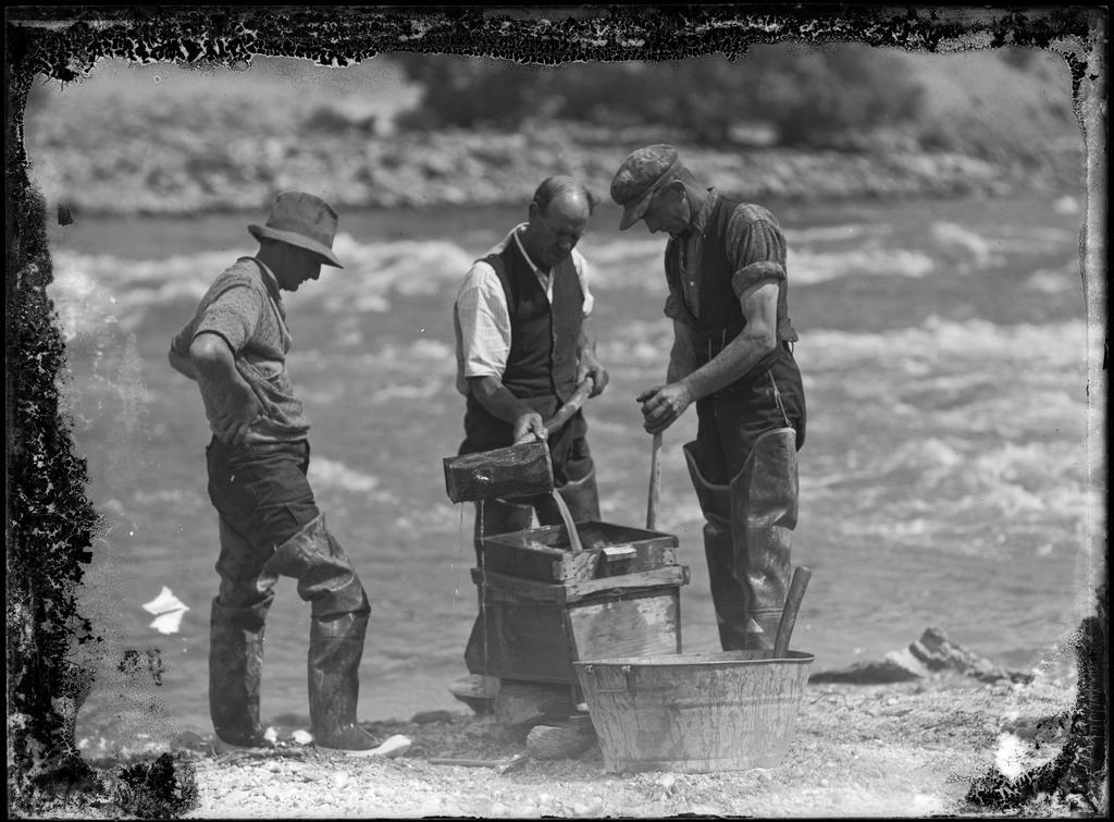 Miners using cradle,1925 (Source: Hocken Snapshot)